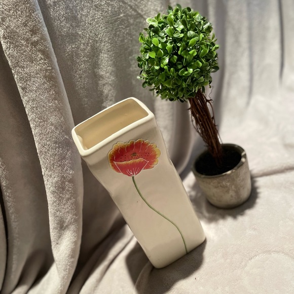 ‼️3/$33‼️ ✨🏺Unique Poppy vase 🏺 ✨ - Picture 3 of 6